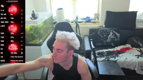 Snapshot of rayzel_white chatting on May 2026 11:37:01 AM Rayzel White online show from May 2026 11:37:01 AM