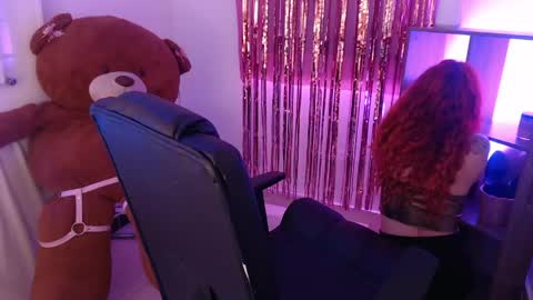 Snapshot of redgirrl_77 chatting on May 2026 12:11:02 PM Mere online show from May 2026 12:11:02 PM