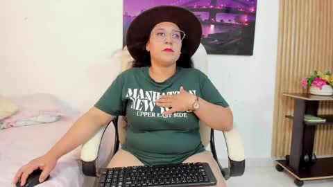 Snapshot of reina_mia1 chatting on May 2026 12:04:01 AM Reina Mia online show from May 2026 12:04:01 AM