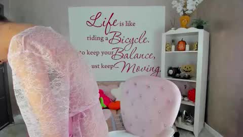 Snapshot of reynathevixen chatting on November 2025 04:51:01 PM online show from November 2025 04:51:01 PM