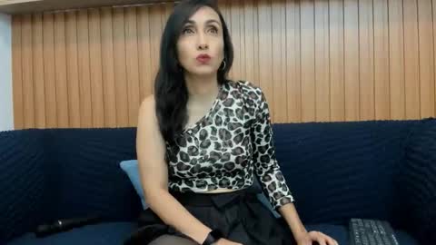 Snapshot of riley_reid_milf chatting on April 2026 12:43:01 PM Oriana online show from April 2026 12:43:01 PM