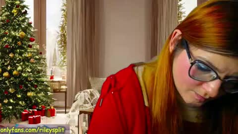 Snapshot of rileycomely chatting on December 2024 01:36:02 AM RileyComely online show from December 2024 01:36:02 AM