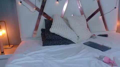 RIRI  online show from November 2025 12:00:02 AM