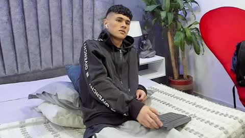 Roan Birkin online show from March 2025 07:32:01 PM