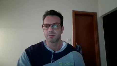 Snapshot of roberpierre_ho chatting on April 2026 06:11:01 AM roberpierre_ho online show from April 2026 06:11:01 AM