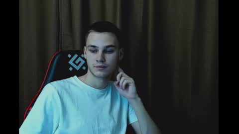 robert10211 online show from December 2024 07:07:01 PM