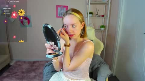 Snapshot of rockett_bunny chatting on September 2025 11:42:02 PM Rockett online show from September 2025 11:42:02 PM