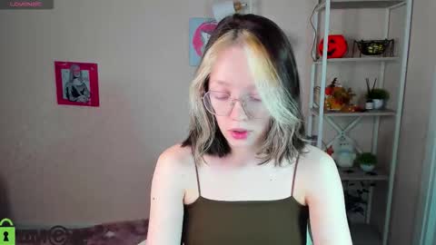 Snapshot of rockett_bunny chatting on November 2025 01:04:01 AM Rockett online show from November 2025 01:04:01 AM