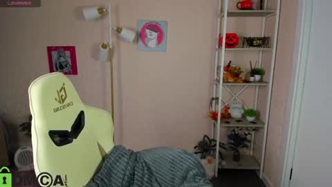 Snapshot of rockett_bunny chatting on November 2025 01:06:01 AM Rockett online show from November 2025 01:06:01 AM