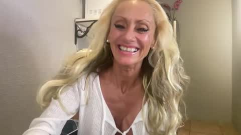 Snapshot of romeodiamond chatting on December 2025 02:43:02 AM romeodiamond online show from December 2025 02:43:02 AM