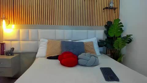 roseaurora online show from November 2025 12:45:02 PM