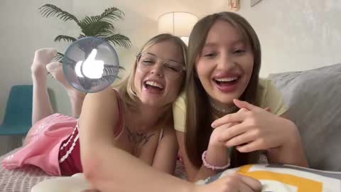 Sophie and Sarah online show from December 2025 06:37:02 PM