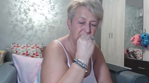 Lovepinklilly online show from November 2025 05:57:02 PM