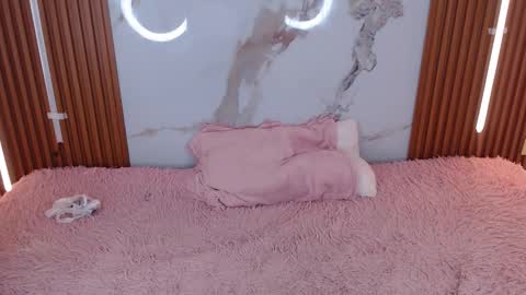 Rossi Hill online show from November 2025 07:35:02 PM