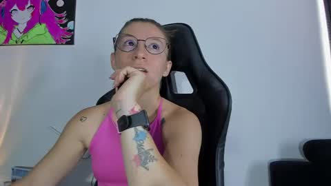 Snapshot of roxanne_jones1 chatting on June 2026 06:20:01 PM roxanne online show from June 2026 06:20:01 PM