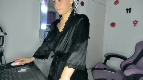 Snapshot of roxy_lu_07 chatting on June 2026 01:48:01 AM Roxy online show from June 2026 01:48:01 AM