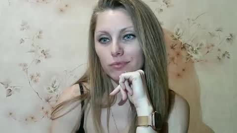 Snapshot of roxyfox18x01 chatting on January 2026 05:29:02 PM roxyfox18x01 online show from January 2026 05:29:02 PM