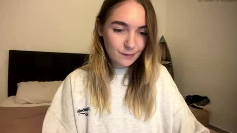 Snapshot of roxysweetdream chatting on April 2026 01:49:02 PM Roxy online show from April 2026 01:49:02 PM