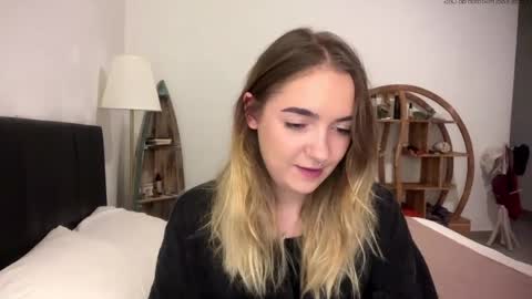 Snapshot of roxysweetdream chatting on May 2026 01:27:02 PM Roxy online show from May 2026 01:27:02 PM