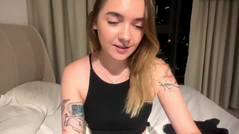 Snapshot of roxysweetdream chatting on May 2026 02:45:01 PM Roxy online show from May 2026 02:45:01 PM