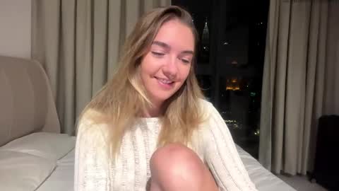 Snapshot of roxysweetdream chatting on May 2026 02:45:02 PM Roxy online show from May 2026 02:45:02 PM