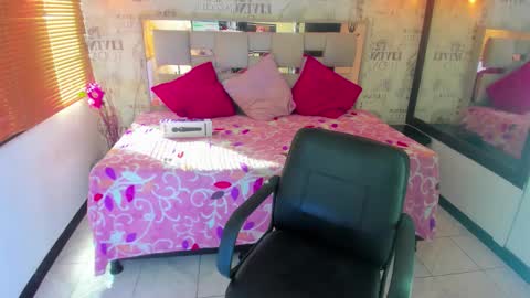   online show from November 2025 01:22:01 PM