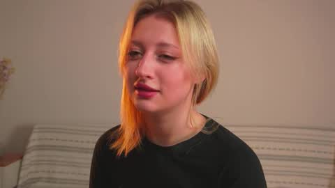 Snapshot of rue_novella chatting on October 2025 04:05:02 AM Mila online show from October 2025 04:05:02 AM