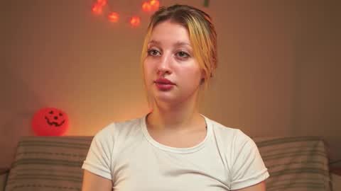 Snapshot of rue_novella chatting on October 2025 04:04:02 AM Mila online show from October 2025 04:04:02 AM