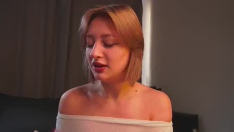 Snapshot of rue_novella chatting on November 2025 04:03:01 AM Mila online show from November 2025 04:03:01 AM