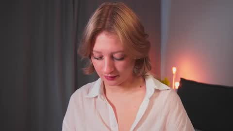 Snapshot of rue_novella chatting on November 2025 06:02:02 AM Mila online show from November 2025 06:02:02 AM