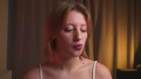 Snapshot of rue_novella chatting on December 2025 04:17:02 AM Mila online show from December 2025 04:17:02 AM