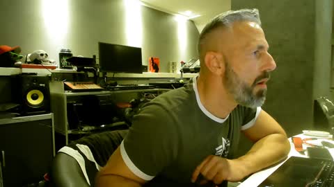 Snapshot of ruffi77 chatting on February 2025 06:35:01 AM Chico que rico Caliente online show from February 2025 06:35:01 AM