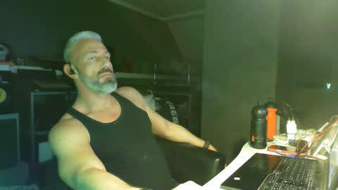 Chico que rico Caliente online show from February 2026 02:41:01 AM