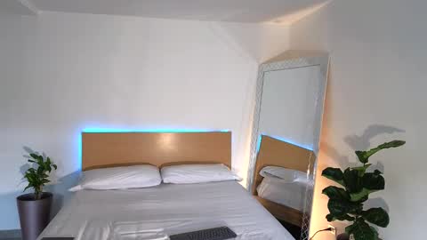 Snapshot of russell_adams_ chatting on September 2025 07:58:01 PM R U S S E L L online show from September 2025 07:58:01 PM