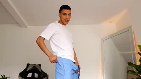 Snapshot of russell_adams_ chatting on October 2025 03:54:01 PM R U S S E L L online show from October 2025 03:54:01 PM