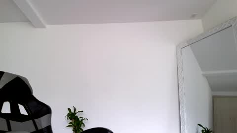 Snapshot of russell_adams_ chatting on October 2025 02:16:01 PM R U S S E L L online show from October 2025 02:16:01 PM