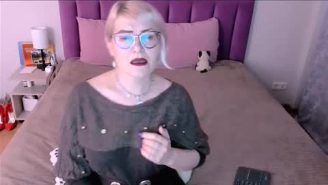 Sabrina MacMarren online show from November 2025 01:00:02 PM