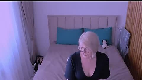 Snapshot of sabrinamacmarren chatting on April 2026 02:01:02 PM Sabrina MacMarren online show from April 2026 02:01:02 PM
