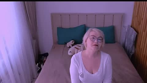 Snapshot of sabrinamacmarren chatting on April 2026 01:05:02 PM Sabrina MacMarren online show from April 2026 01:05:02 PM