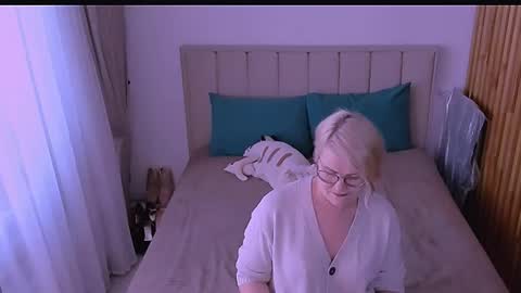 Snapshot of sabrinamacmarren chatting on May 2026 04:00:01 PM Sabrina MacMarren online show from May 2026 04:00:01 PM