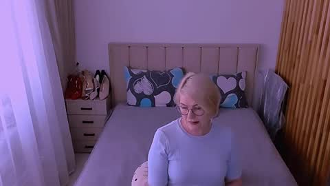 Snapshot of sabrinamacmarren chatting on May 2026 01:40:02 PM Sabrina MacMarren online show from May 2026 01:40:02 PM
