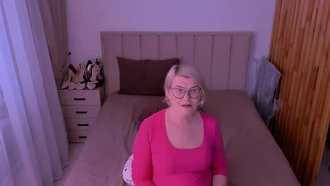 Snapshot of sabrinamacmarren chatting on May 2026 06:09:01 PM Sabrina MacMarren online show from May 2026 06:09:01 PM