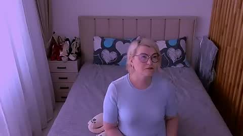 Snapshot of sabrinamacmarren chatting on June 2026 01:13:01 PM Sabrina MacMarren online show from June 2026 01:13:01 PM