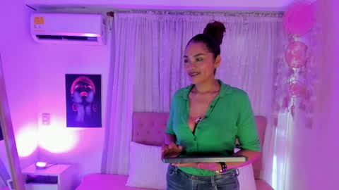 Salura online show from May 2026 07:30:02 PM