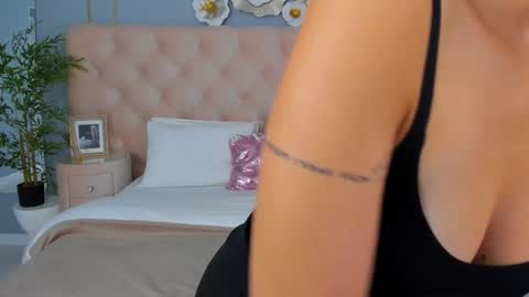 Snapshot of sandrazoe chatting on September 2025 03:17:02 AM San online show from September 2025 03:17:02 AM