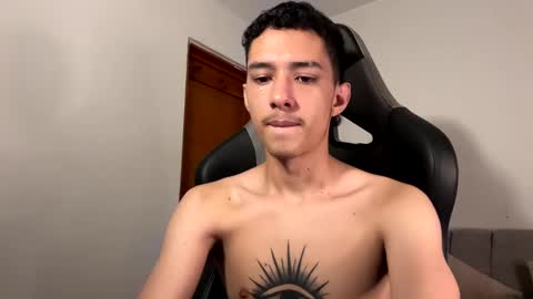 santi_twink19 online show from January 2025 04:11:01 PM