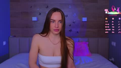 Snapshot of sara_crosss chatting on April 2026 06:05:01 AM Sara online show from April 2026 06:05:01 AM