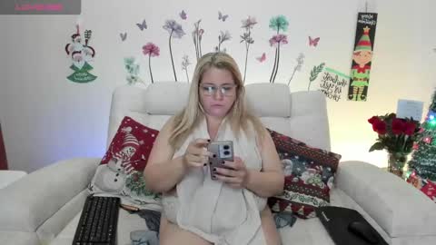 Snapshot of sara_crowe chatting on December 2024 01:49:01 AM Sara Crowe online show from December 2024 01:49:01 AM