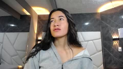 Snapshot of sara_hoffman_4 chatting on May 2026 12:21:02 PM Sara online show from May 2026 12:21:02 PM