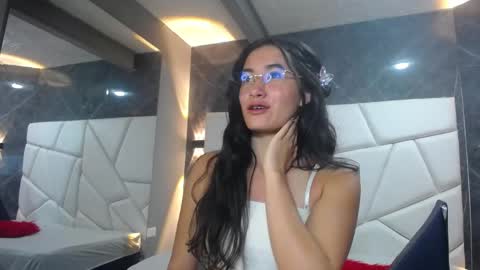 Snapshot of sara_hoffman_4 chatting on May 2026 12:43:01 PM Sara online show from May 2026 12:43:01 PM